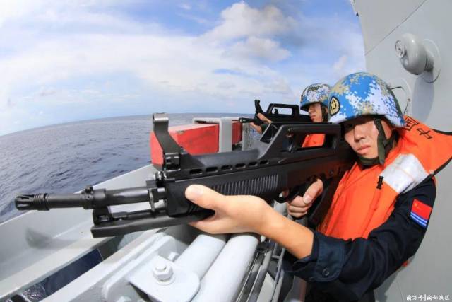 ▲反恐反海盗训练时，官兵位于舱面警戒