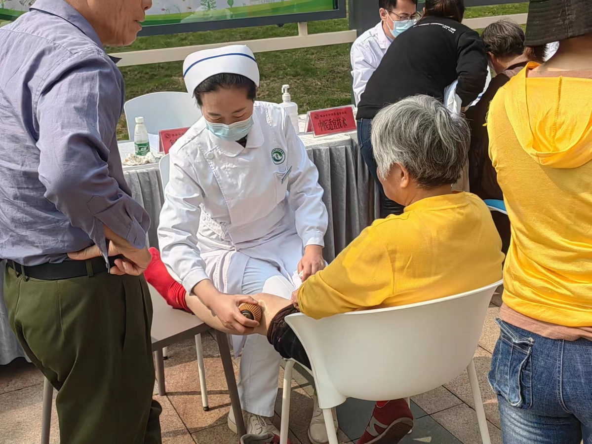 送医送药送健康!珠海市政协进社区开展义诊志愿服务活动