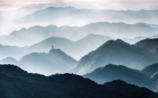 层峦叠翠的南岭。