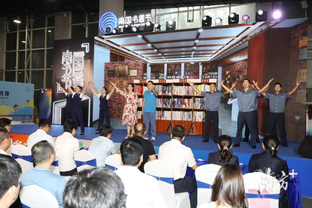 广东省高速公路有限公司湛江分公司带来原创音乐情景剧《南粤大地书飘香》。 广东省高速公路有限公司湛江分公司带来原创音乐情景剧《南粤大地书飘香》。