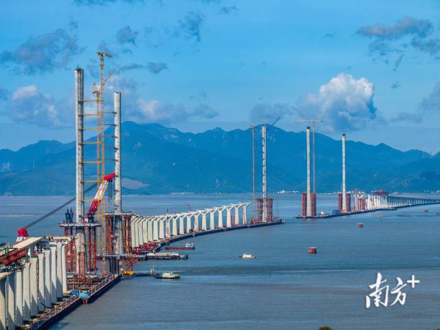 黄茅海跨海通道建设现场。