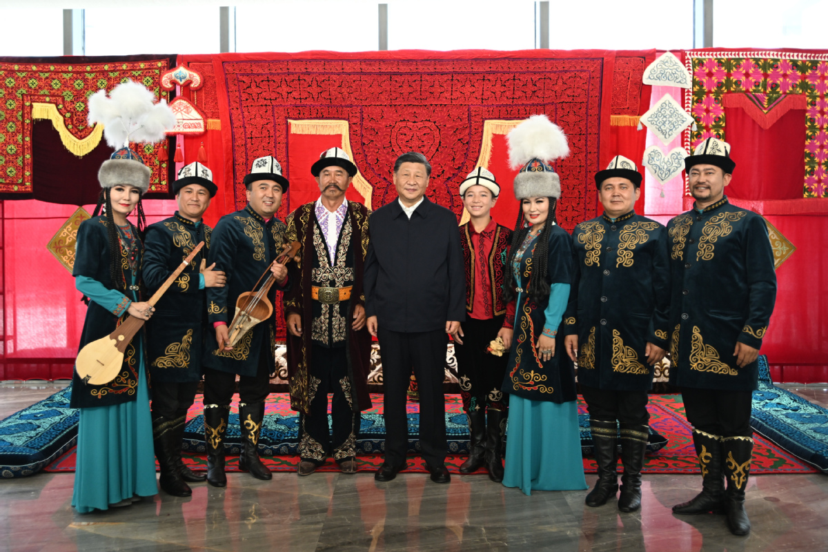 2022年7月13日，习近平总书记在新疆乌鲁木齐市新疆维吾尔自治区博物馆，同《玛纳斯》非物质文化遗产传承人在一起。