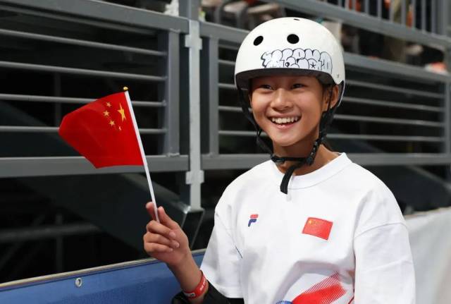 5月16日，巴黎奥运会资格系列赛上海站滑板女子碗池预赛在上海举行。图为郑好好在比赛后庆祝，她在预赛中最佳成绩为51.73分。新华社记者 王楷焱 摄