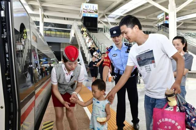 7月18日，在菏泽东站，工作人员帮助旅客乘坐G4007菏泽东至郑州东复兴号列车。当日，日兰高铁庄寨至兰考南段正式通车运营，标志着日兰高铁全线贯通。新华社记者 郭绪雷 摄