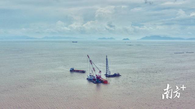 2020年6月6日，江门台山市黄茅海上，黄茅海跨海通道项目打下第一根钢管桩，代表着该项目正式开工。