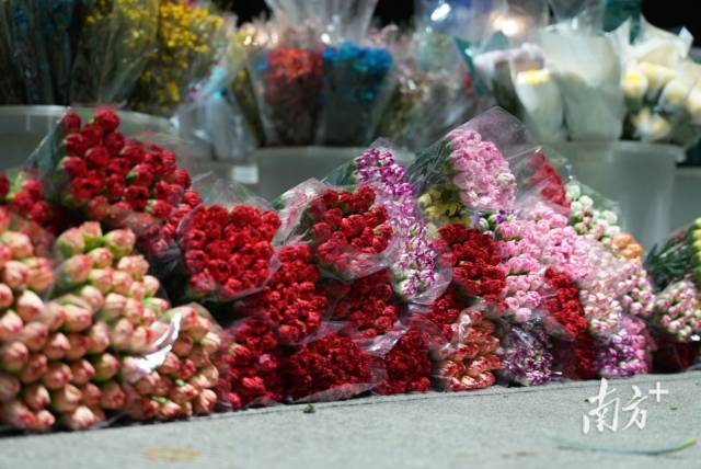 湾仔码头上堆满了一筐筐、一捆捆的花木。 湾仔码头上堆满了一筐筐、一捆捆的花木。