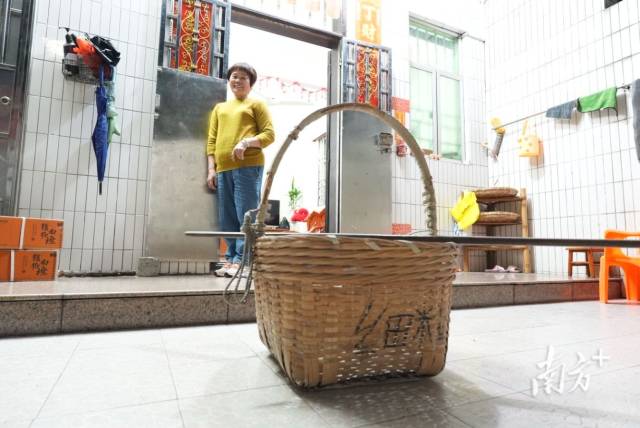 招少群个子不高,动作灵活,周围的人给她起了个外号“细粒”。 招少群个子不高,动作灵活,周围的人给她起了个外号“细粒”。