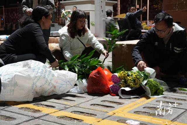 何金喜和“花公”“花婆”们聊天。 何金喜和“花公”“花婆”们聊天。