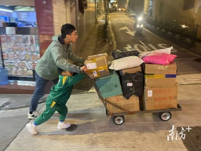 澳门街坊邻居、女儿的同班同学和家长,偶尔会去花店帮忙。 澳门街坊邻居、女儿的同班同学和家长,偶尔会去花店帮忙。