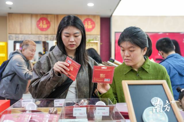 广东各大文化机构热度高涨,南越王博物院吸引省内外游客打卡新展、购买文创。 广东各大文化机构热度高涨,南越王博物院吸引省内外游客打卡新展、购买文创。