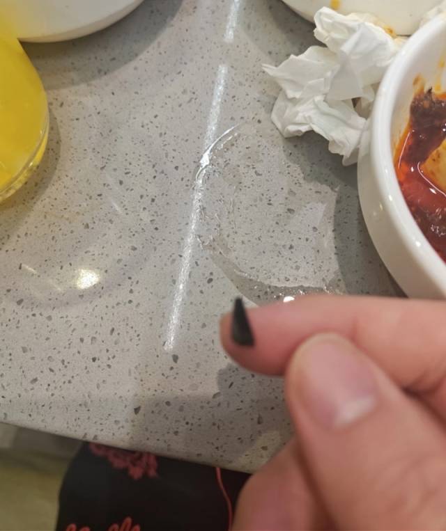 涉事网友发帖称“在海底捞吃出刀片”。