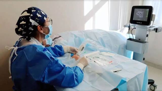 北京协和医院临床营养科护士长孙文彦正在为患者进行经外周静脉穿刺中心静脉导管(PICC)置管。新华社记者 徐鹏航 摄 北京协和医院临床营养科护士长孙文彦正在为患者进行经外周静脉穿刺中心静脉导管(PICC)置管。新华社记者 徐鹏航 摄