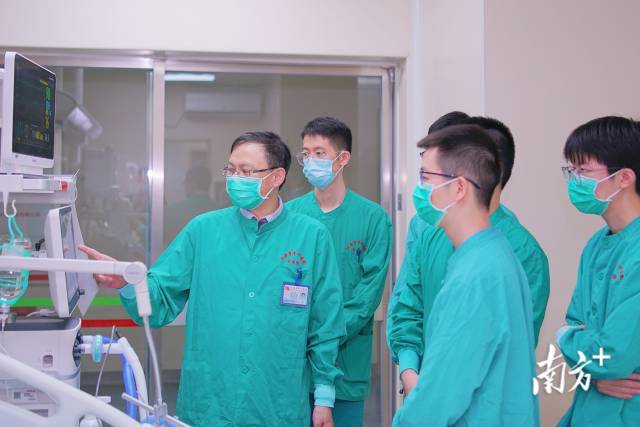 汕头市中心医院呼吸与危重症医学科团队正在了解患者治疗情况。 汕头市中心医院呼吸与危重症医学科团队正在了解患者治疗情况。