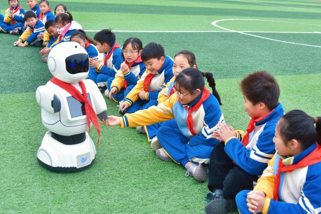 △2025年3月10日,江苏南通,如皋经济技术开发区实验小学课间,学生与智能机器人“宾果”互动。 △2025年3月10日,江苏南通,如皋经济技术开发区实验小学课间,学生与智能机器人“宾果”互动。