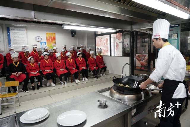 在东莞技师学院,学员在课堂上看老师烹饪。南方+资料图 在东莞技师学院,学员在课堂上看老师烹饪。南方+资料图