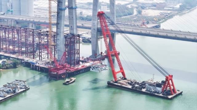△跨磨刀门水道主桥首榀钢桁梁成功架设,深江高铁建设迎来新进展。 △跨磨刀门水道主桥首榀钢桁梁成功架设,深江高铁建设迎来新进展。