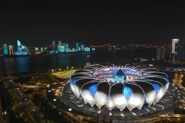 钱塘江两岸夜景,右侧为杭州奥体中心体育场(2023年9月9日摄)。新华社发 钱塘江两岸夜景,右侧为杭州奥体中心体育场(2023年9月9日摄)。新华社发
