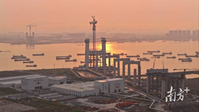 4月2日凌晨5时,狮子洋大桥索塔建设高度突破100米。 4月2日凌晨5时,狮子洋大桥索塔建设高度突破100米。