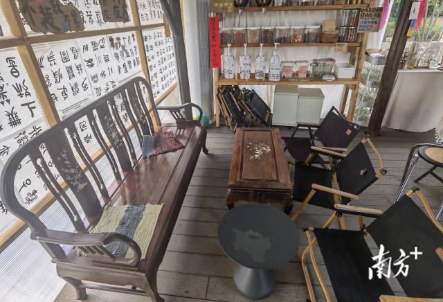 桂南村不装商店内回收的二手摆件。 桂南村不装商店内回收的二手摆件。
