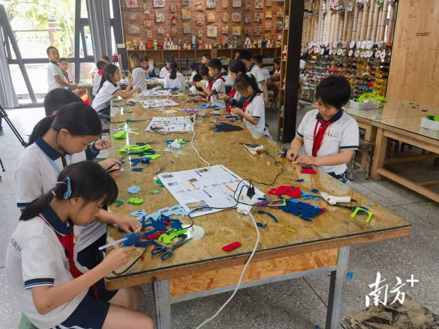 桂南学校学生用不织布碎料做玩具。 桂南学校学生用不织布碎料做玩具。