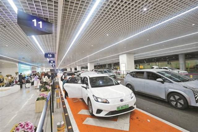 在网约车出行方面，深圳机场设有室外（A区）、室内（B区）两个乘车点。深圳晚报记者 严文婷 摄