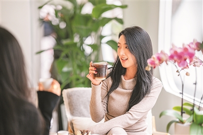 云南省普洱市思茅区一家咖啡馆，一名女士在拍照。新华社记者 胡超摄
