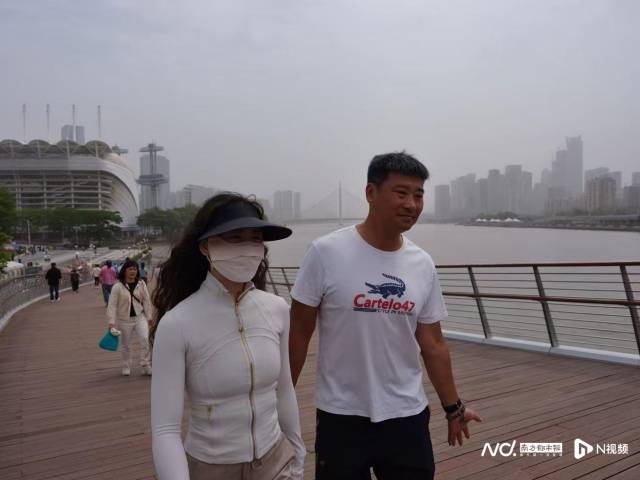 4月13日,广州市民戴着口罩在海心桥散步。南都记者 张志韬摄