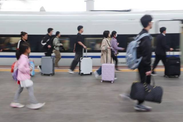 “五一”假期最后一天,长三角铁路迎来返程客流高峰。中新社记者 泱波 摄 “五一”假期最后一天,长三角铁路迎来返程客流高峰。中新社记者 泱波 摄