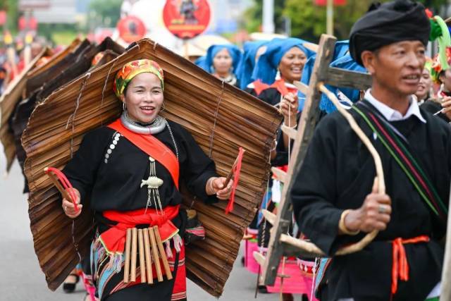 5月3日,佤族司岗里摸你黑狂欢节民族民间文化艺术游演上,薅秧歌方阵展多彩民族风情。中新社记者 李嘉娴 摄 5月3日,佤族司岗里摸你黑狂欢节民族民间文化艺术游演上,薅秧歌方阵展多彩民族风情。中新社记者 李嘉娴 摄