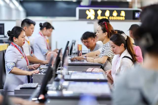 “五一”假期最后一天,海口美兰国际机场迎来返程客流高峰。中新社记者 骆云飞 摄 “五一”假期最后一天,海口美兰国际机场迎来返程客流高峰。中新社记者 骆云飞 摄
