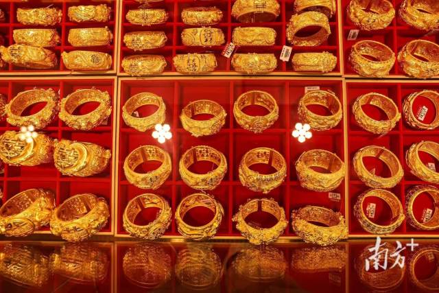 商家为年轻群体推出的黄金潮流新品