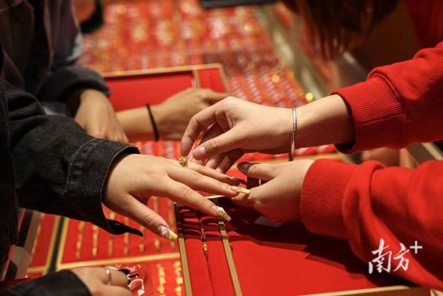 商家为年轻群体推出的黄金潮流新品