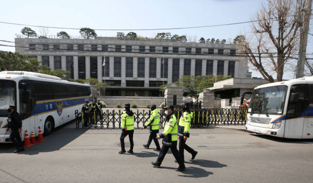 4月3日,在韩国首尔,警察在韩国宪法法院前执勤。新华社记者姚琪琳摄 4月3日,在韩国首尔,警察在韩国宪法法院前执勤。新华社记者姚琪琳摄