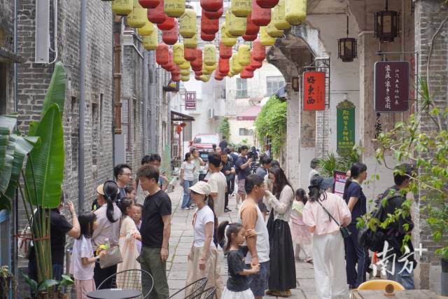 启明里内游客众多。