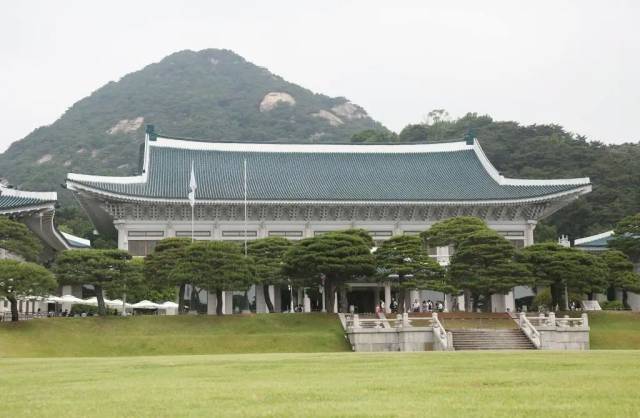2024年5月24日,游客在韩国首尔的青瓦台参观。新华社记者 姚琪琳 摄 2024年5月24日,游客在韩国首尔的青瓦台参观。新华社记者 姚琪琳 摄