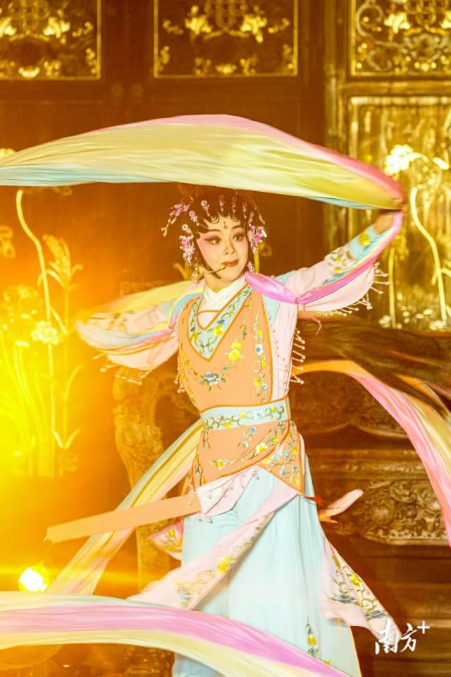 粤剧折子戏《天女散花》亮相民俗活动,深受市民追捧。 粤剧折子戏《天女散花》亮相民俗活动,深受市民追捧。