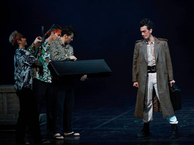 由人气演员郑云龙领衔主演的舞台剧《魔幻时刻》本周末登陆珠海。