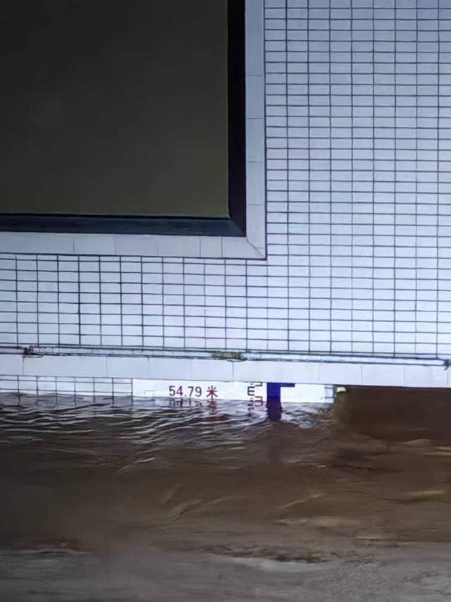 1:40，绥江怀集水文站（肇庆市怀集县怀城街道）测得54.82米水位（警戒水位50.00米，超警4.82米），这一水位也标志着该站1955年7月22日测得的54.79米历史最高水位纪录被打破。