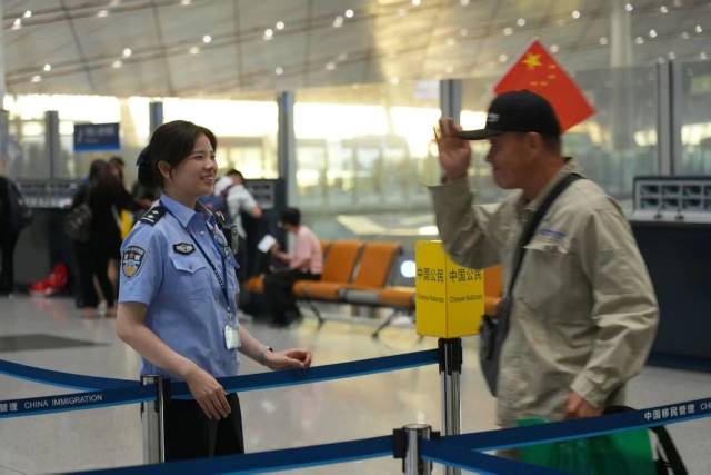 首架接返自伊朗撤离中国公民临时航班抵达北京首都国际机场。