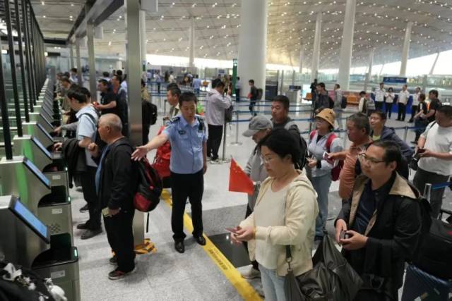归国同胞有序抵达首都机场三号航站楼边检入境现场。