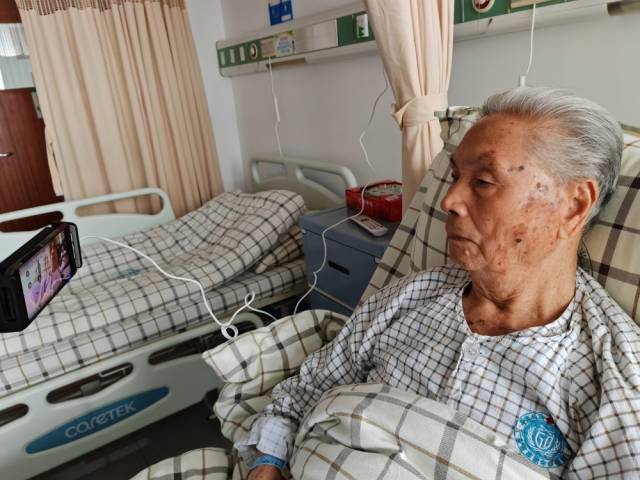 一审开庭时，郑蔚因为身体原因，躺在医院的病床上，通过视频连线的方式参加了庭审。受访者供图