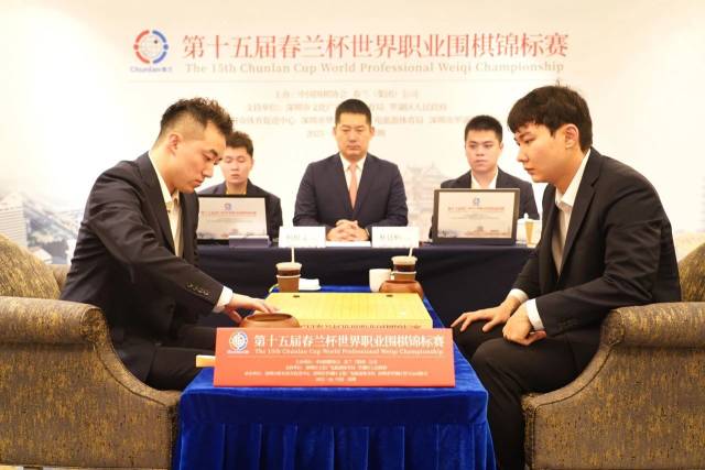 杨楷文(左)与朴廷桓在比赛中。中国围棋协会供图 杨楷文(左)与朴廷桓在比赛中。中国围棋协会供图