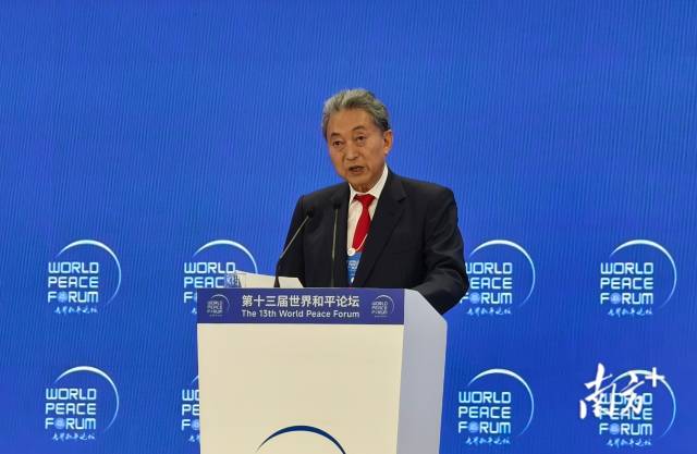 日本前首相鸠山由纪夫在世界和平论坛发表演讲。 南方+ 泠汐 拍摄