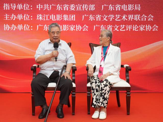 张良与夫人王静珠近照。 张良与夫人王静珠近照。