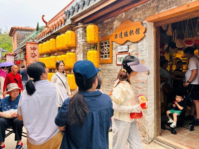 斗门印象小镇非遗编织馆里,各色手工艺品吸引游客驻足挑选。 受访者供图 斗门印象小镇非遗编织馆里,各色手工艺品吸引游客驻足挑选。 受访者供图
