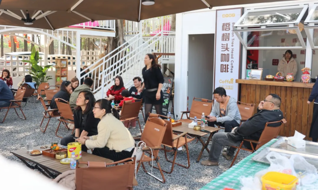 梁明星将闲置农房和宅基地改造为集榕树头咖啡、平安喜乐餐厅等主题区域的“莲韵三湾小院”。 受访者供图 梁明星将闲置农房和宅基地改造为集榕树头咖啡、平安喜乐餐厅等主题区域的“莲韵三湾小院”。 受访者供图