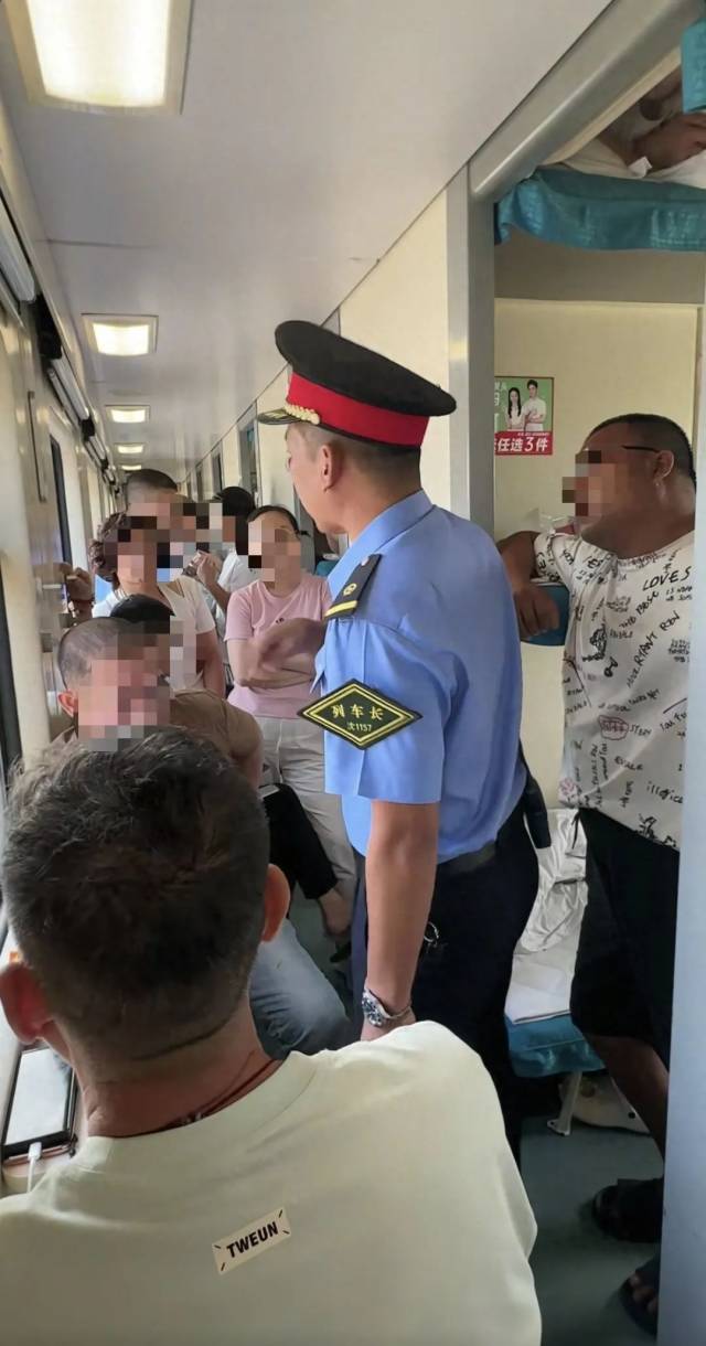 列车长为乘客讲解折返停运原因。图/社交媒体 列车长为乘客讲解折返停运原因。图/社交媒体