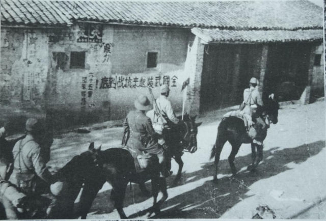 广东省韶关市翁源县,日军拍摄到的抗战标语:“全国武装起来抗战到底!” 广东省韶关市翁源县,日军拍摄到的抗战标语:“全国武装起来抗战到底!”
