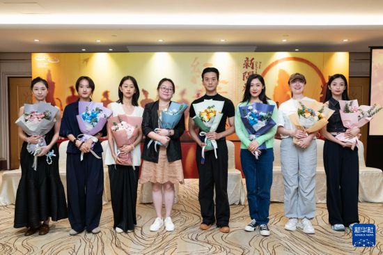 8月11日,演员在江苏大剧院原创民族舞剧《红楼梦》新闻发布会现场合影。新华社发