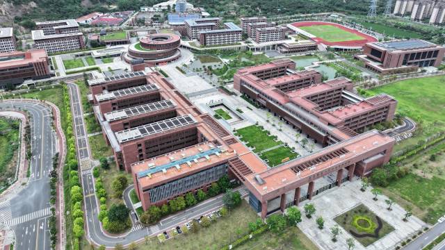 2022年,珠海启动学位扩容攻坚行动:三年投入超120亿元新增10.43万个公办学位,相当于2021年全市学位总数的近四成。图为华中师大珠海附中校园鸟瞰图 。 南方+ 关铭荣 拍摄